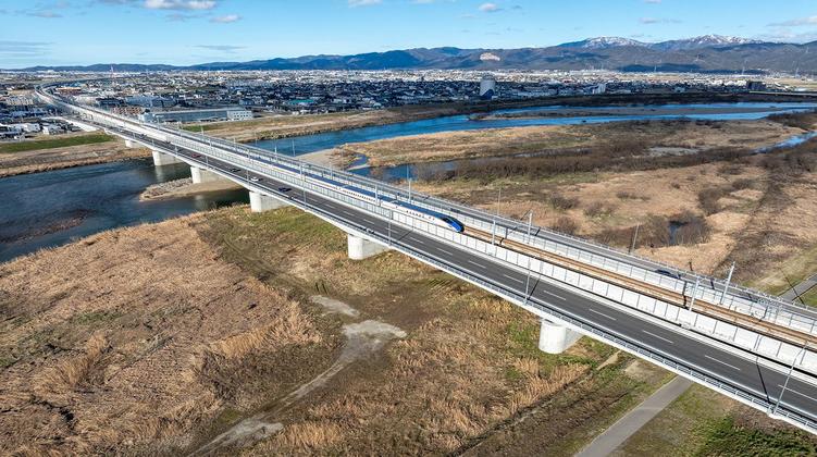 河川環境への配慮とコスト縮減の<br/>観点から生まれた 北陸新幹線「九頭竜川橋りょう」