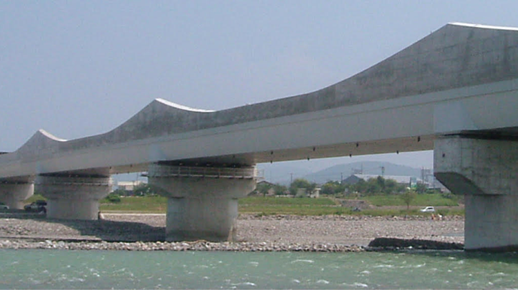 様々な耐久性の配慮が求められた 北陸新幹線「姫川橋梁」