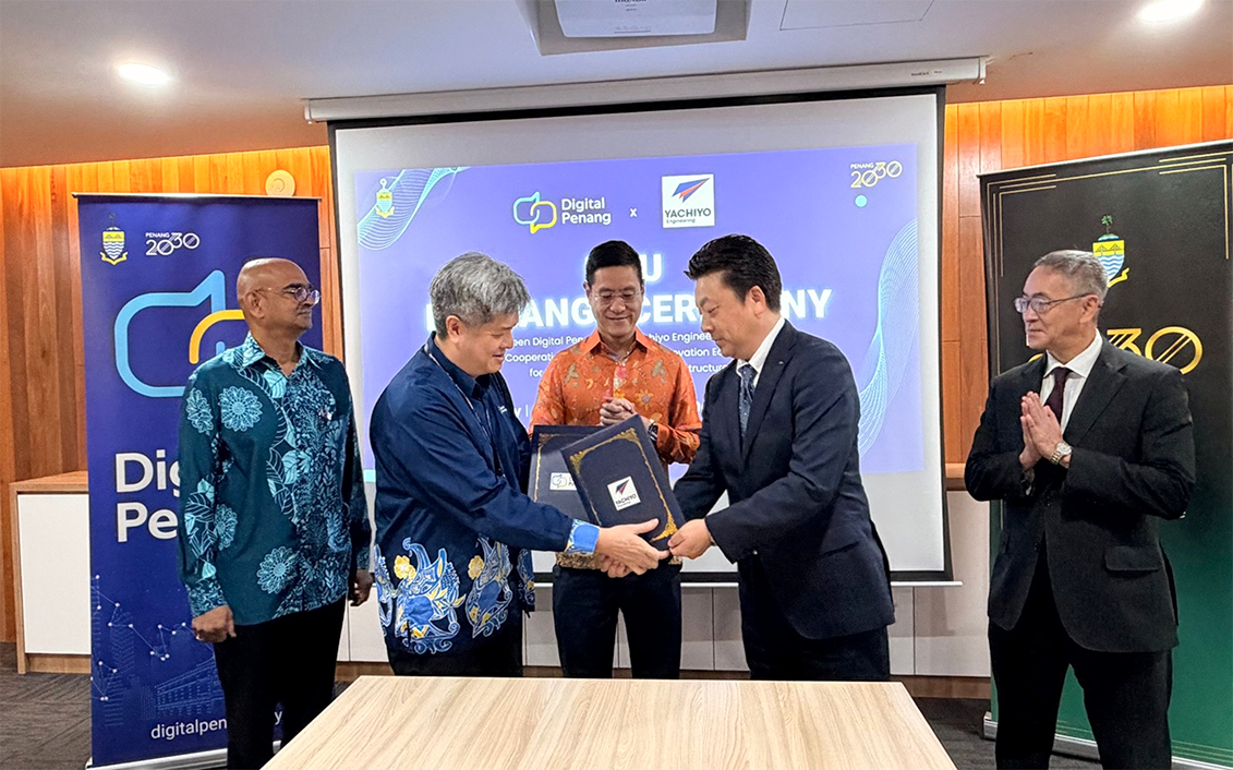 Ts. Ng Kwang Ming, Chief Executive Officer of Digital Penang, and YAMANAKA Kenjiro of Yachiyo Engineering signing the MoU