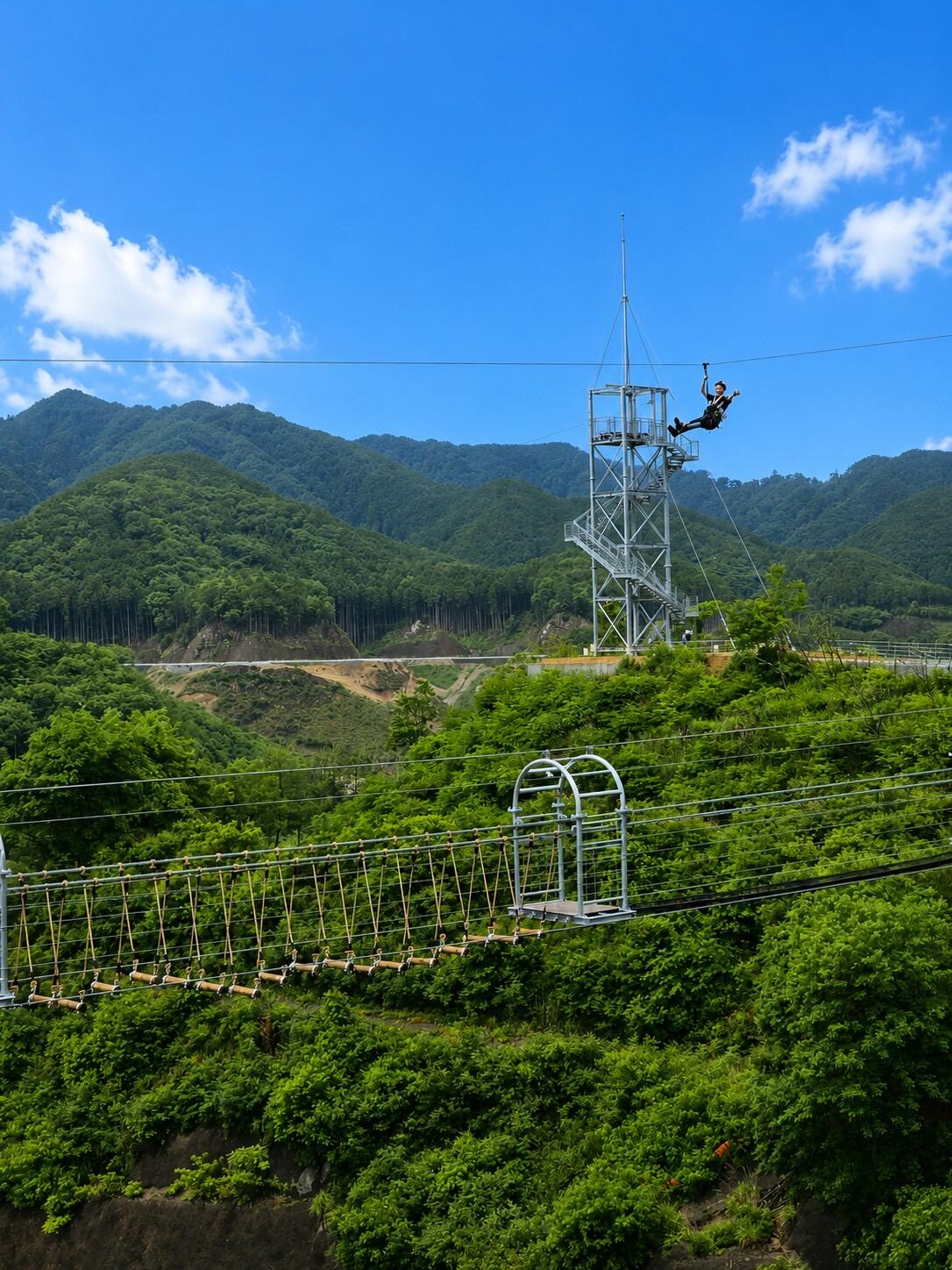 南摩ダム上を滑空するジップライン