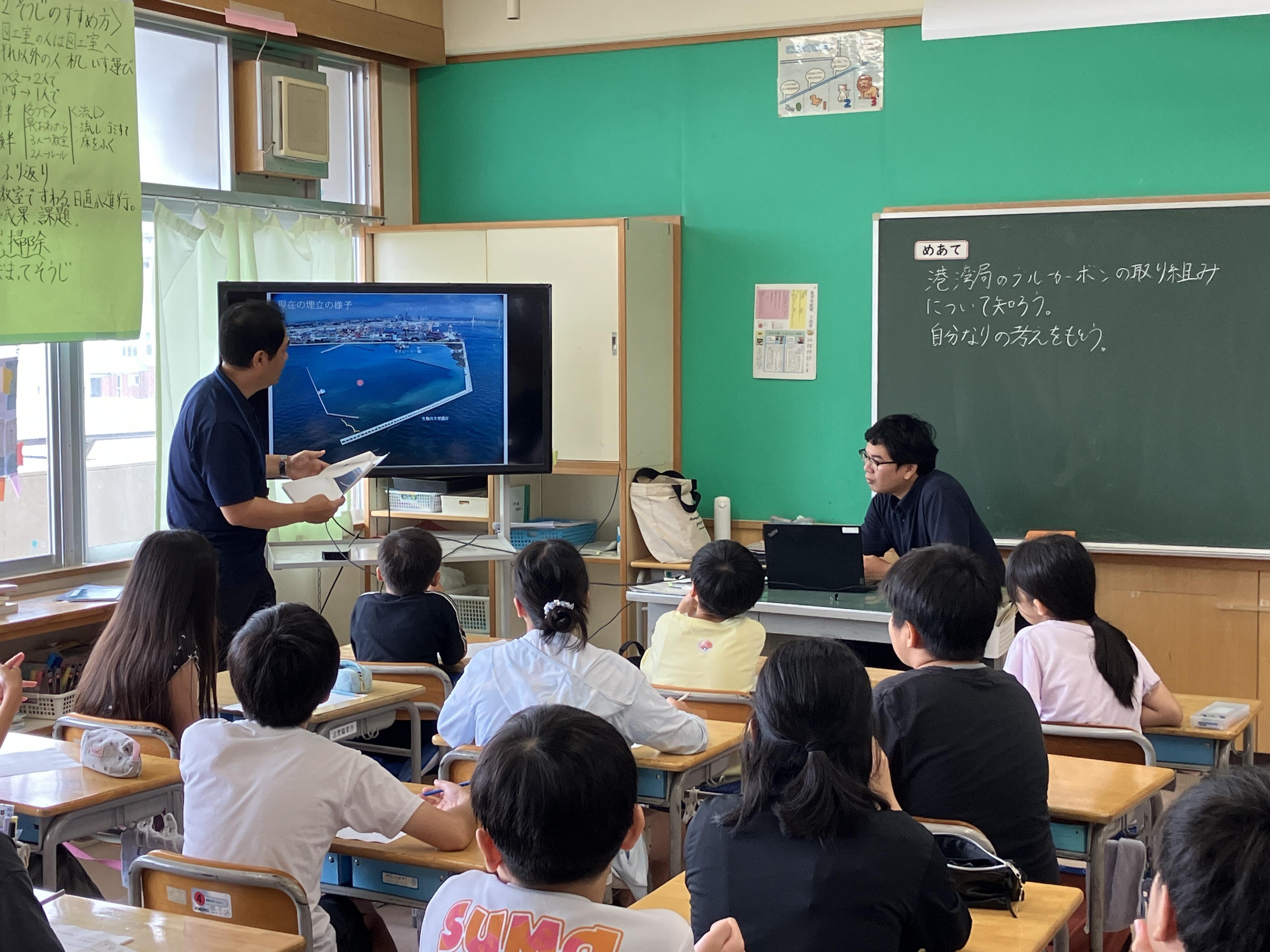 横浜市港湾局より「新本牧ふ頭」の生物共生型護岸の整備について説明
